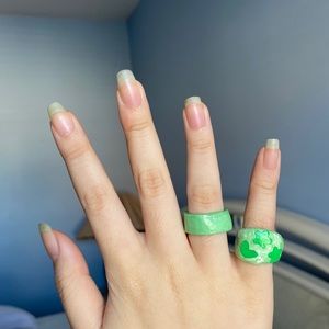 Trendy green chunky rings